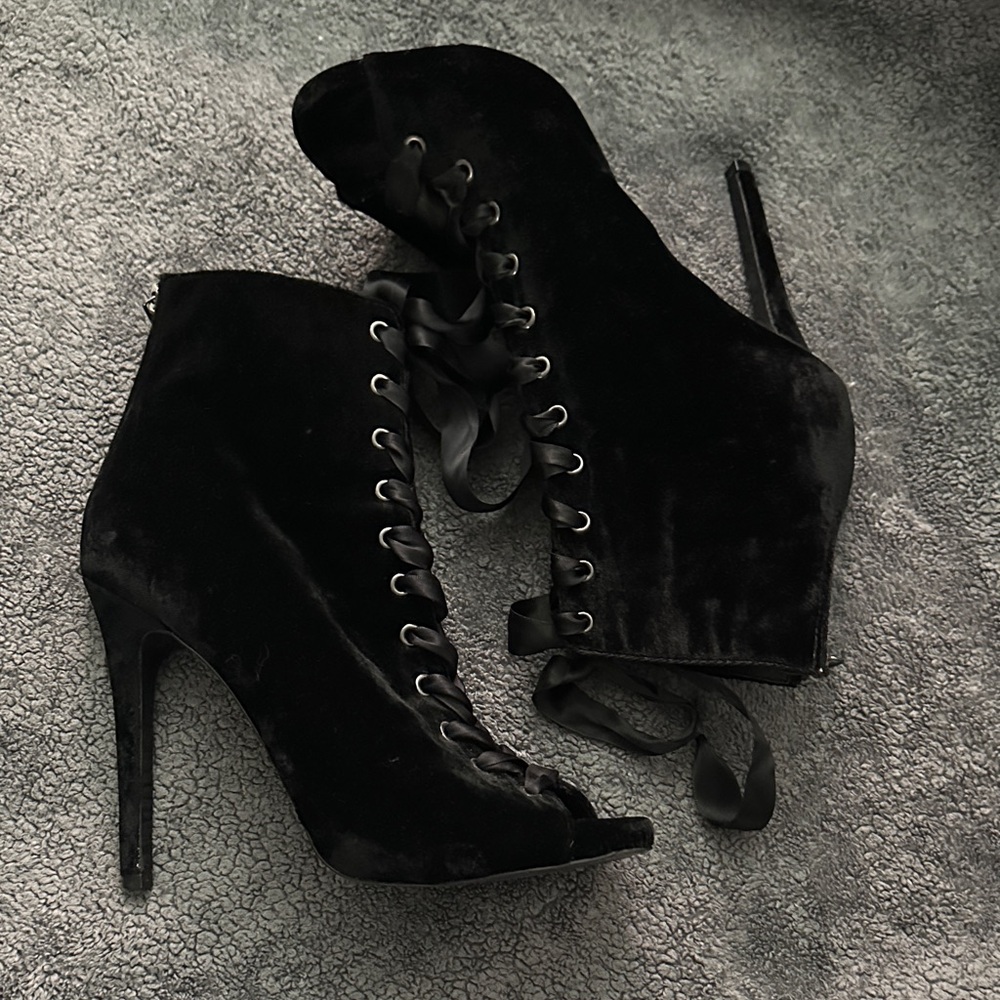 Steve Madden Zepplin Black Velvet Lace Ankle Booties Size 9